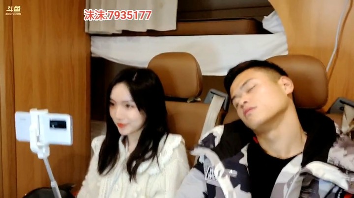 浩哥和美女主播在房车上直播，浩哥居然想睡觉