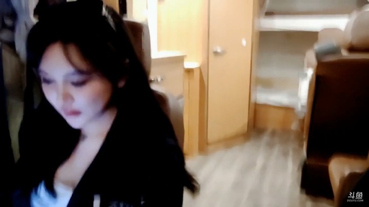 小王哥和女主播一起坐房车参加节目，女主播很漂亮啊
