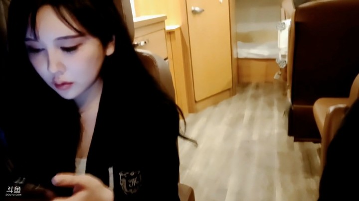 小王哥好好开车，女主播好好玩手机，互不打扰
