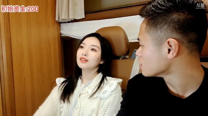 浩哥和美女在房车上聊天很开心，三哥负责开车，纯纯的工具人