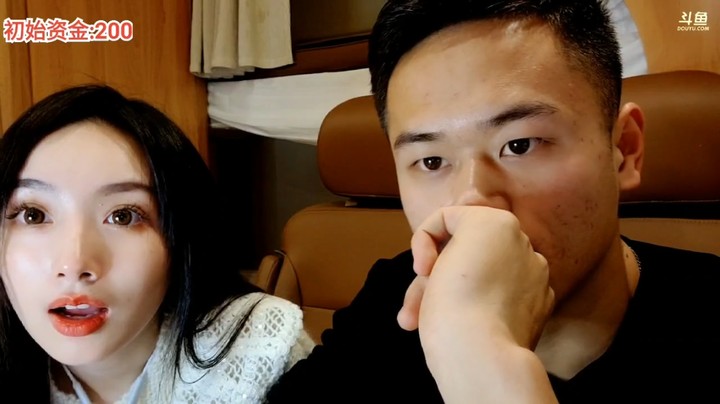浩哥和美女在房车里聊天，晚霞哥开始刷山水相逢了
