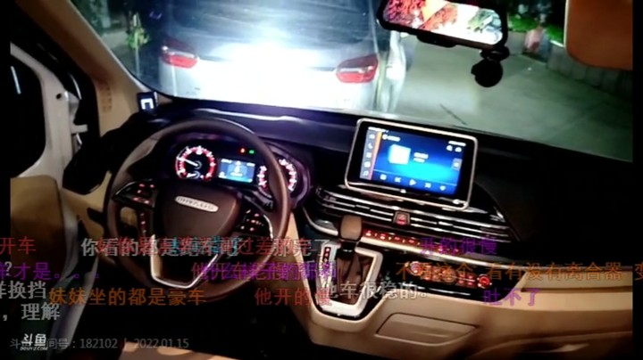 白毛大舅哥学习开房车，美女在旁边看着