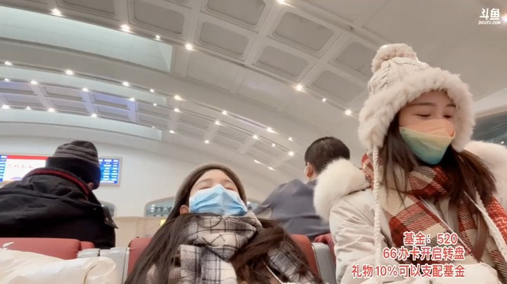 两个美女在等车，累的想睡觉啊