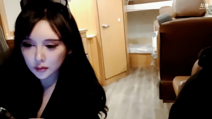 小王哥开房车去韶关，旁边坐着一个女主播