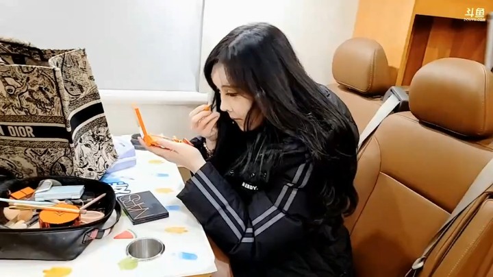 小王哥中途休息，美女主播开始化妆了
