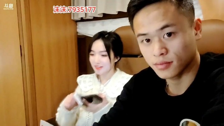 浩哥和美女坐着舒服啊，聊天好