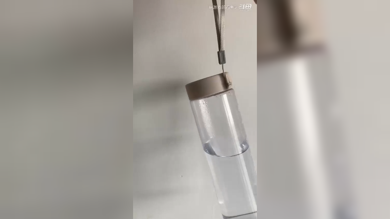 一直在晃的水杯