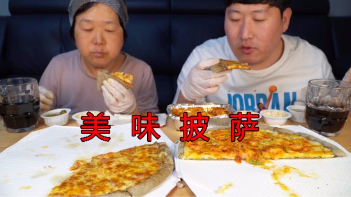 和妈妈一起享用意大利辣香肠披萨和虾仁披萨，软糯可口超满意！