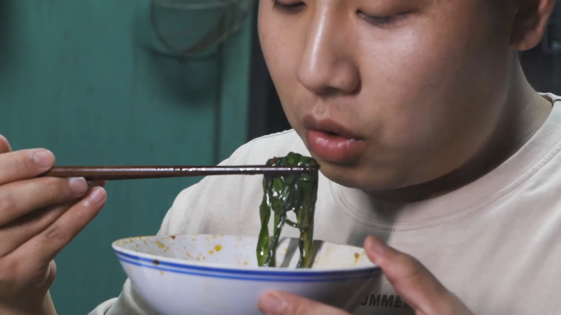 我在斗鱼看野食小哥直播美食