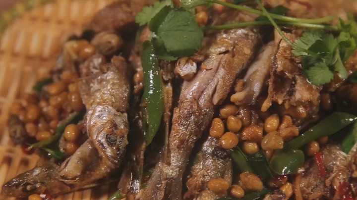 家常黄豆焖小河鱼的做法，香辣美味，鲜香嫩滑，比饭店还香