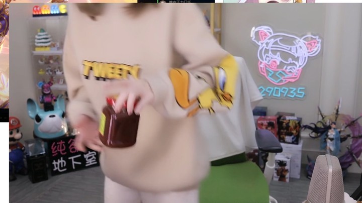 周淑怡拼尽全力打开腐乳：上当了，齁咸！