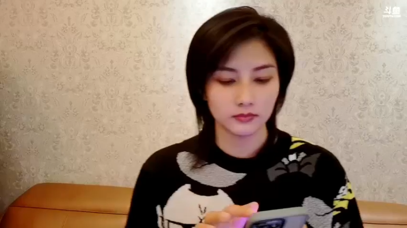 【2022-01-24 21点场】我是唐菲：沙发主播祝大家新年快乐