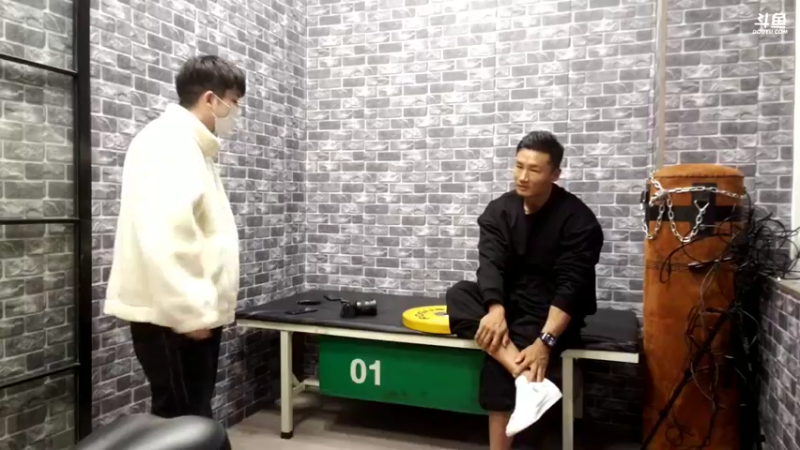 【2022-01-24 20点场】黑人毅：我的腰废了