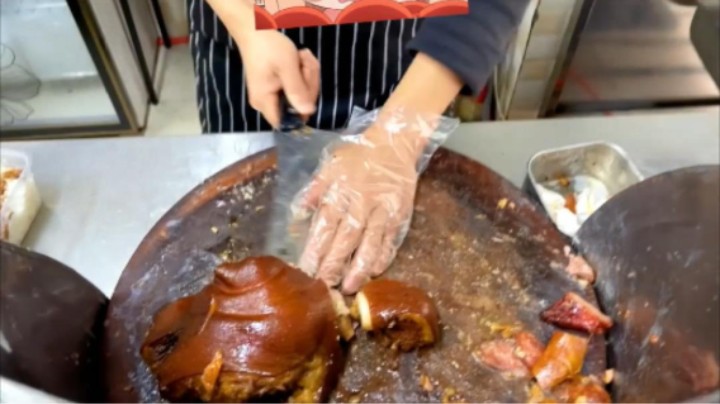 大份猪肘饭就是要用来庆祝的呀！