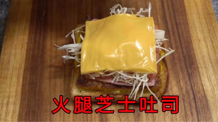 自制美味吐司，加入柠檬汁和蛋黄酱，最后配上些卷心菜简直完美！