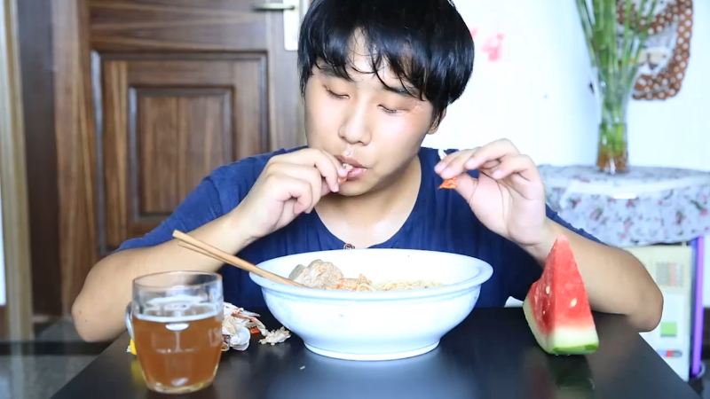 我在斗鱼看野食小哥直播美食