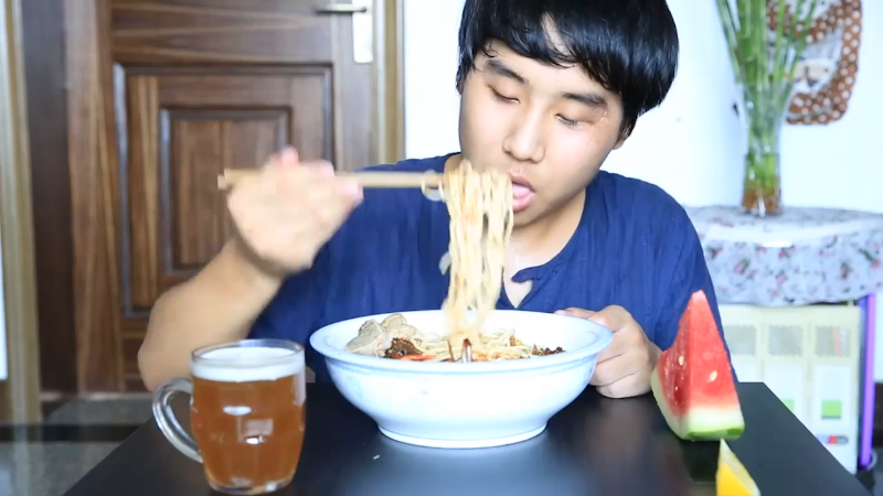 我在斗鱼看野食小哥直播美食