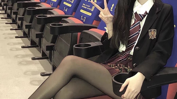 《这个颜值弥补了直播不能看腿的缺点》