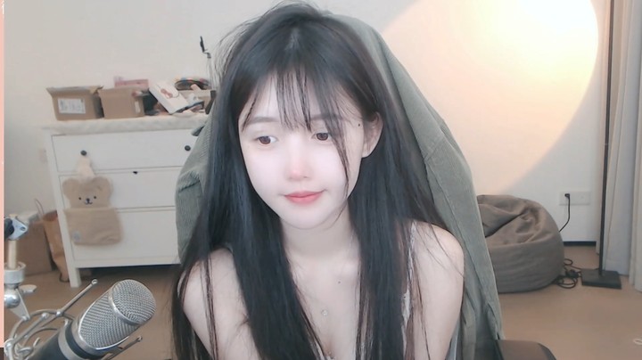 搞笑美女直播发呆，真可爱，哈哈哈