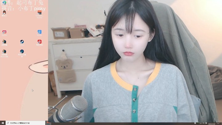 搞笑美女布丁穿了一件灰色绿衣服，你觉得好看吗