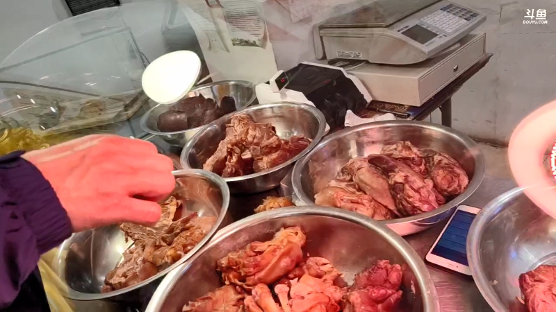 我在斗鱼看主播小黑亮亮直播户外