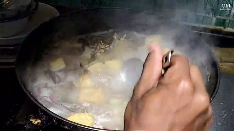【2022-02-03 21点场】黑人毅：夜宵，自制牛肉锅