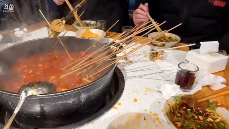 【2022-02-07 19点场】肉仔OvO：【小奶团】今天去磁器口吃吃吃