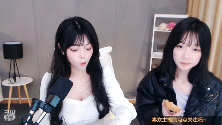 美女启迪和闺蜜深夜吃东西好快乐