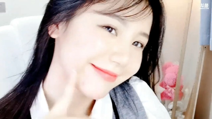 大琳美女笑起来真好看啊，好清纯的颜值，校园风啊