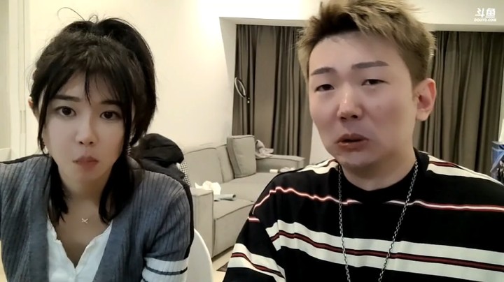 美女做了两个小时的菜，小王哥实在吃不下，两个人都笑了