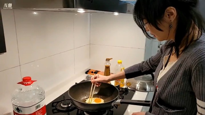 美女做菜两个小时，终于把飞机餐做好了，小王哥饿坏了