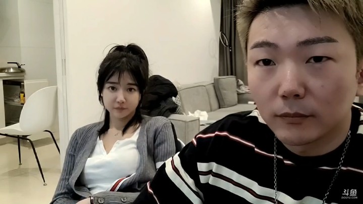 小王哥和美女嘟嘟聊天好搞笑，小王哥说不过她，很生气