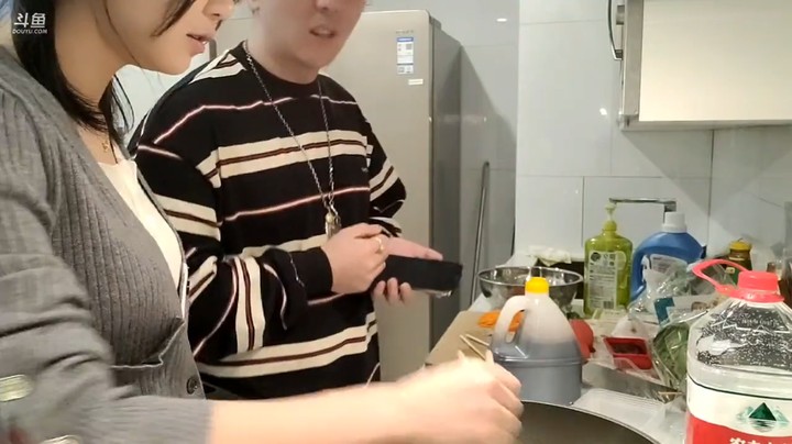 美女在做菜，小王哥不停捣乱，美女急了