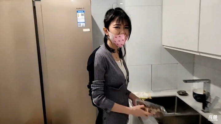 小王哥拍摄美女做菜，美女很认真啊