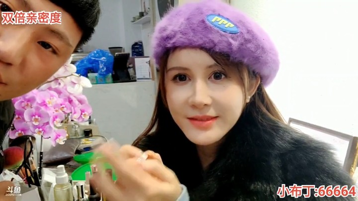 美女布丁真可爱，还和琳总妹妹比手，谁好看