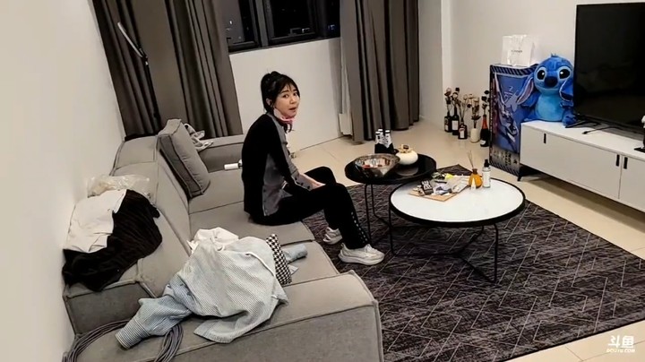 美女做饭，小王哥帮粉丝做了人偶