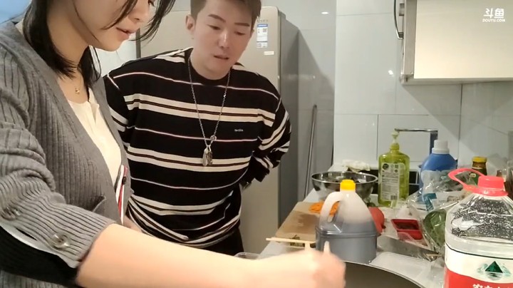 美女在认真做菜，小王哥在旁边捣乱，手舞足蹈起来