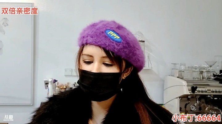 三娃和美女布丁和琳总一起在花店干活，真不错