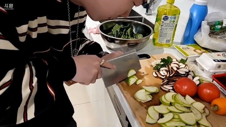 小王哥用煤气火烤西红柿，这你敢吃吗？