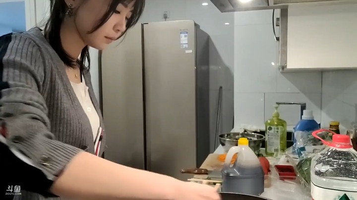 美女做菜两个小时了还没好，小王哥急着帮忙切菜