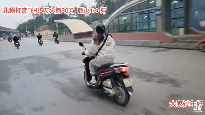 空姐开摩托车很稳，面条还是不怕