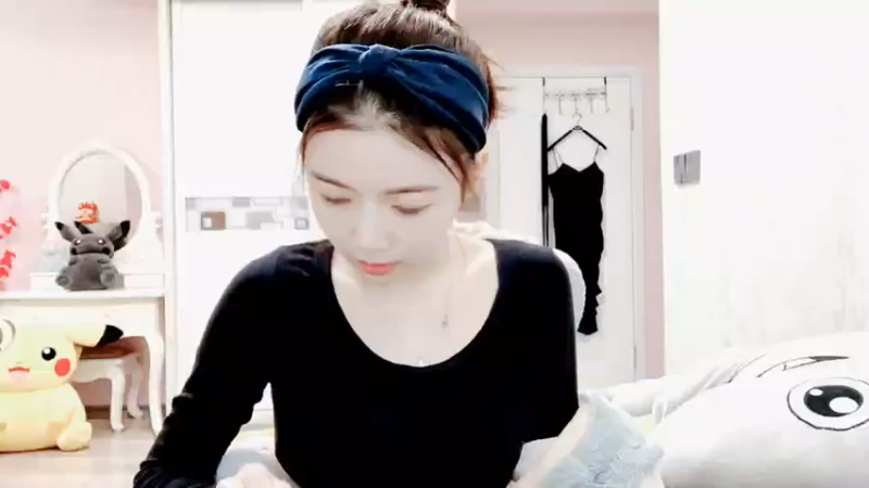 【2022-02-10 19点场】丽亚celiahunne：小姨子：新年快乐