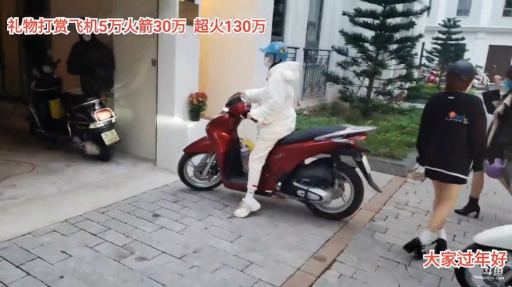 面条坐摩托车回家，开心的说活着回家了