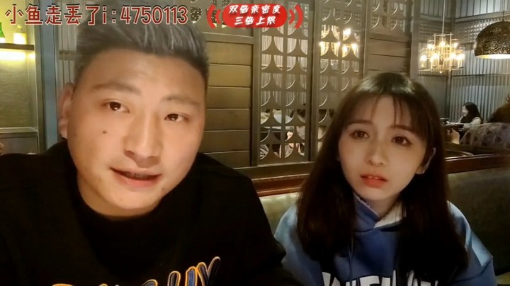 开了美颜后，三娃也挺帅的啊，像一个美食主播