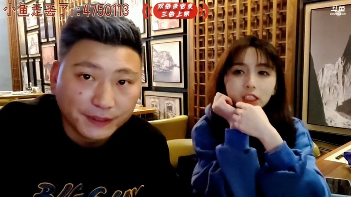 三娃今天当大主播和美女小鱼吃饭，小鱼好可爱