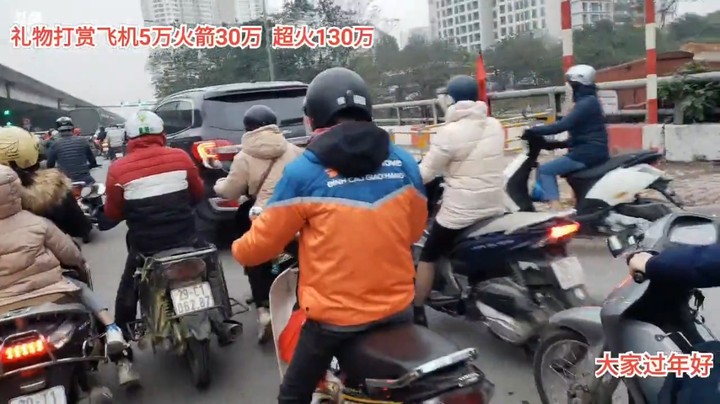 摩托车大军就是壮观啊，空姐开车技术可以