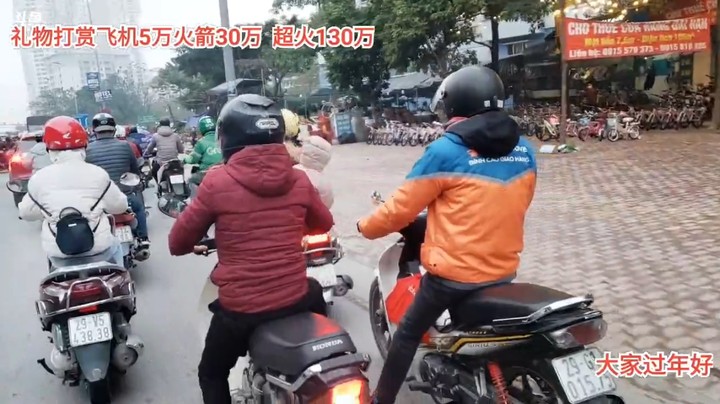 面条坐摩托车，这越南开摩托车的人就是多啊