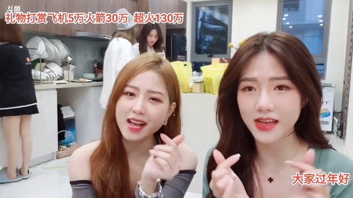 美女大海和空姐感谢大家送礼，大海还是惹人喜欢