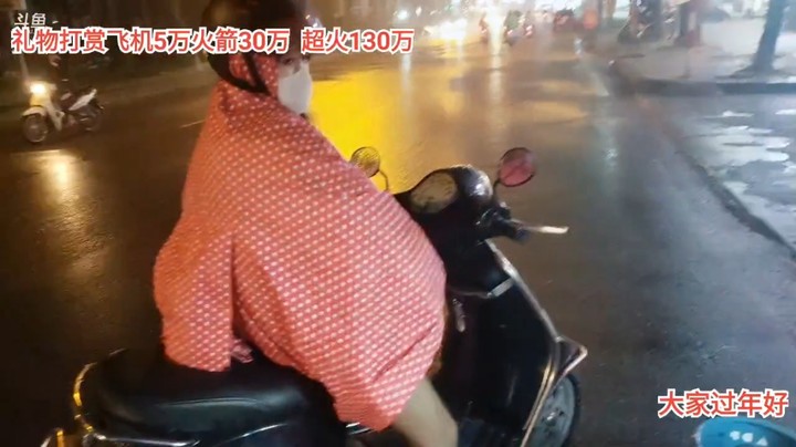 面条坐摩托车带大家买好吃的啊
