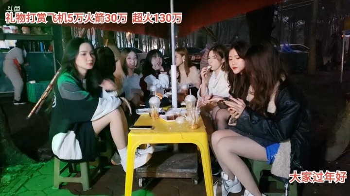 美女小七真是个吃货啊，到哪都吃不停，关键还吃不胖啊